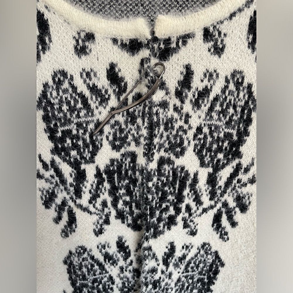 Unique woman’s black and white sweater size small - Picture 5 of 6